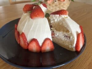 お皿にのってるカットされたドームケーキの断面