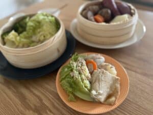 食卓の上のせいろ料理