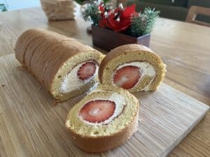 カットされたいちごのロールケーキ