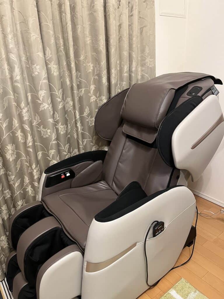 Diagonal view of the massage chair