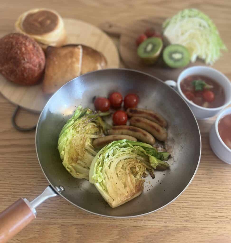クーベルフライパンで作った料理がダイニングテーブルに並んでいる