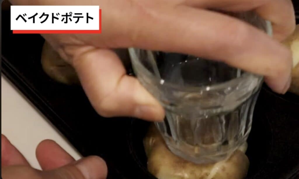 マフィン型に入れたじゃがいもをつぶしている