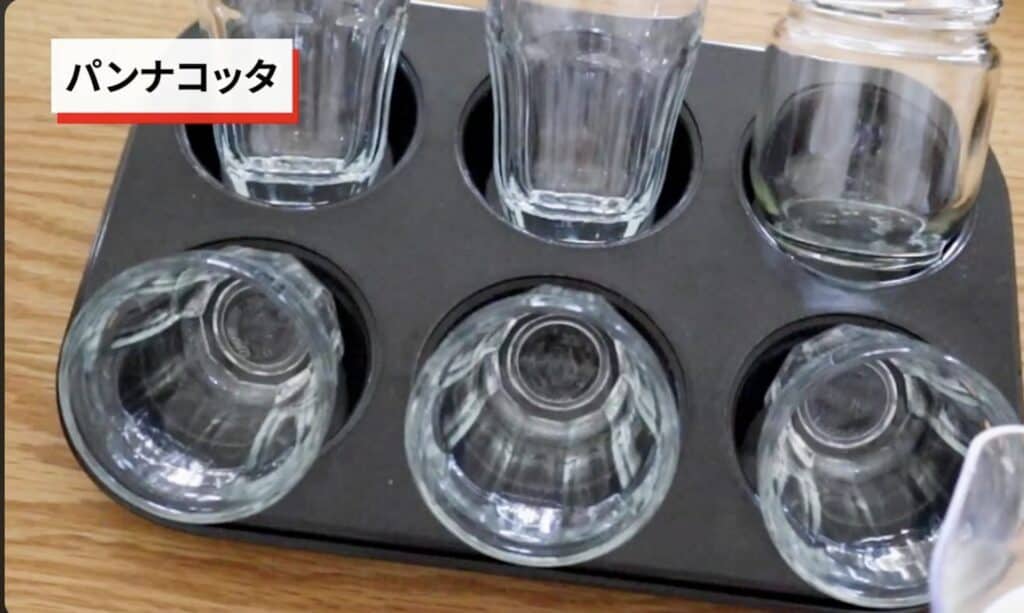 マフィン型で作るパンナコッタ　器をななめに配置