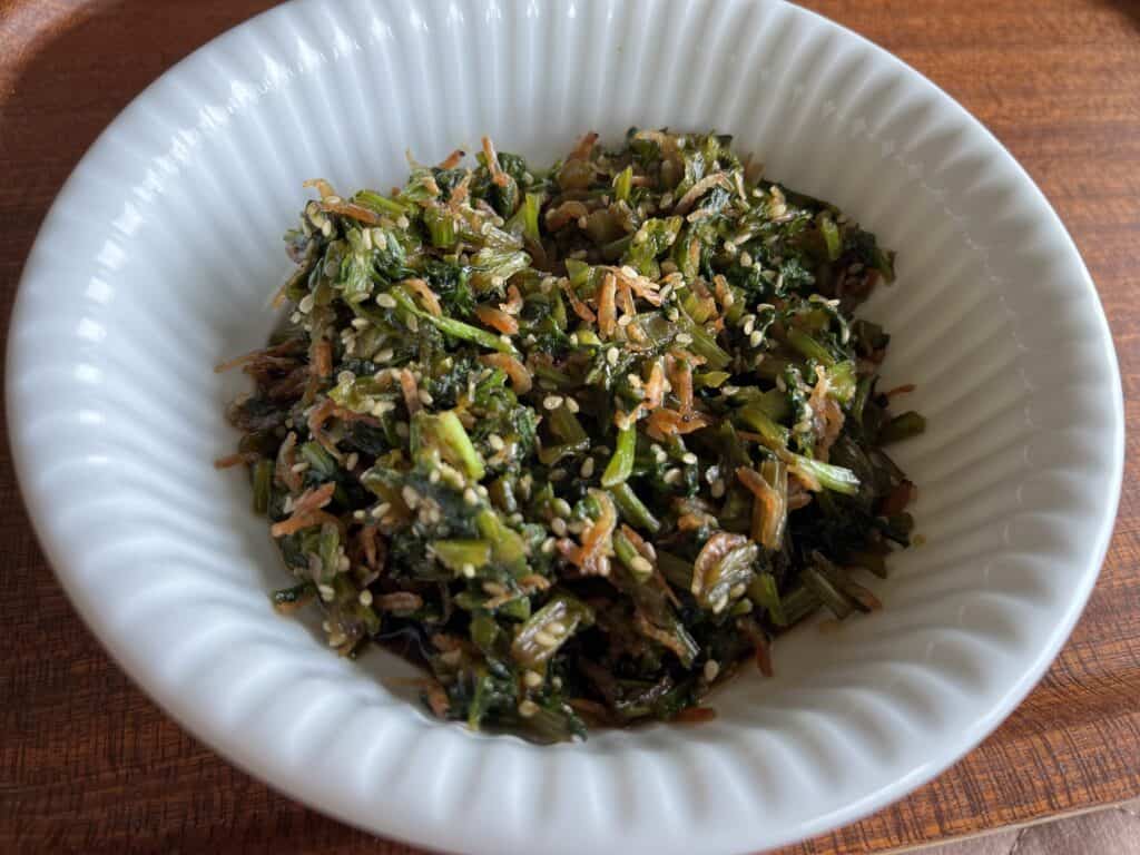 アミエビと魚粉を加えた蕪の葉の佃煮