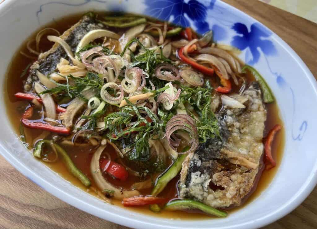 南蛮酢ダレに漬け込んだアジの南蛮漬け　ミョウガと紫蘇など色とろどりのトッピングあり