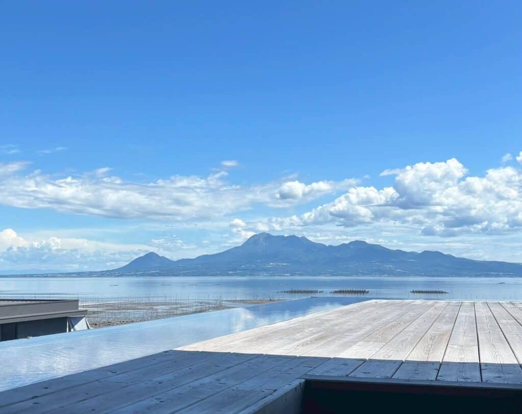 雲仙岳を遠くに海と青空の絶景