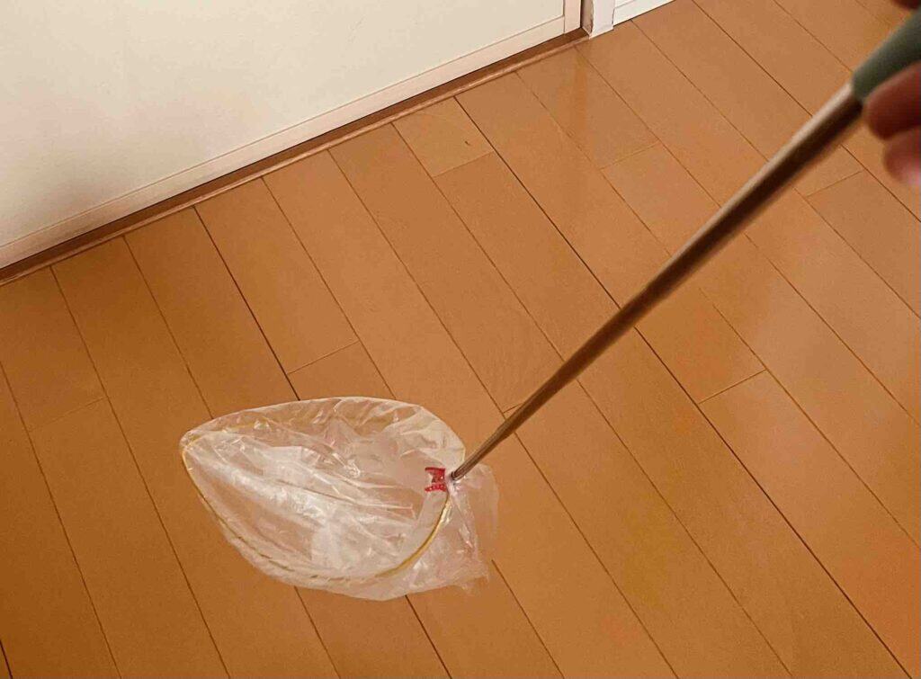 柄の部分を伸ばした手作りうんちキャッチャー