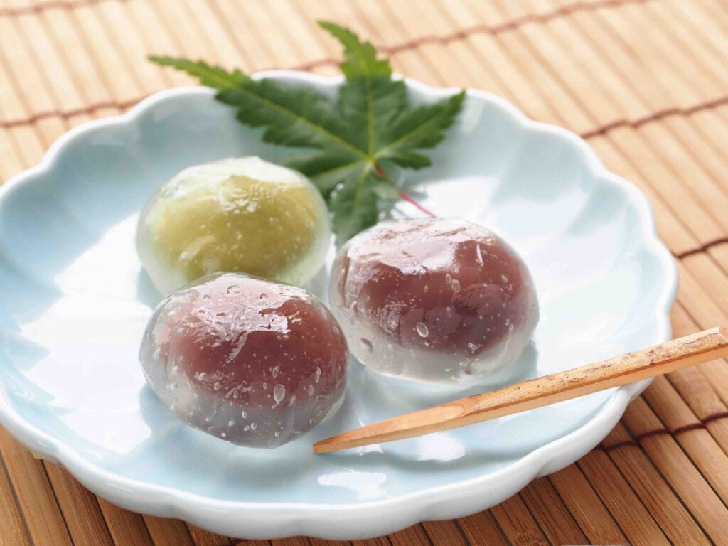 葛粉で作る水饅頭が3つ涼しげなお皿にのっている