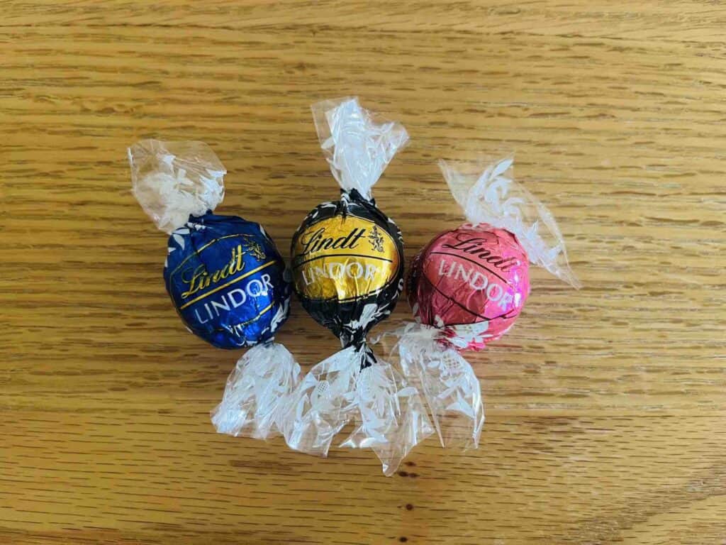 リンドールのチョコレート３種類が机に乗っている