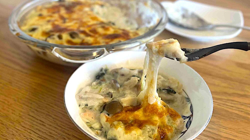 スプーンですくい上げるグルテンフリーグラタン