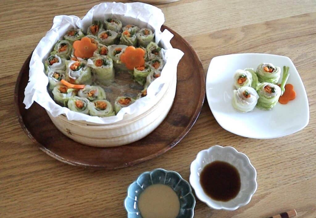 出来上がったロール白菜とタレ2種