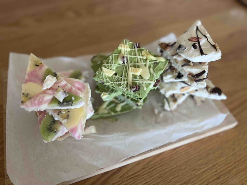 ３種類のヨーグルトバークをカットしてまな板の上にディスプレイ