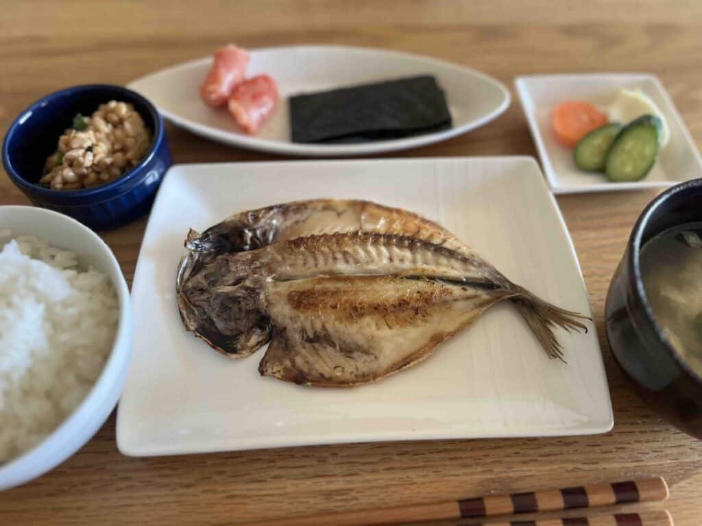 鯵の干物を中心に並んだ和定食