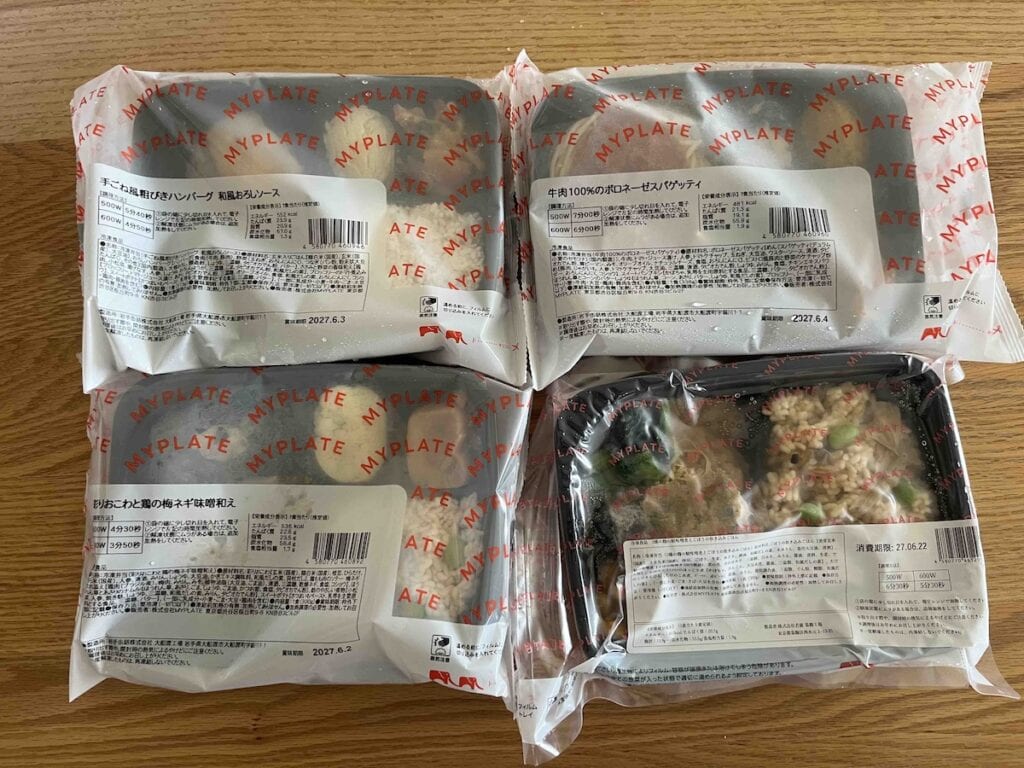 段ボールから出した冷凍弁当４つ