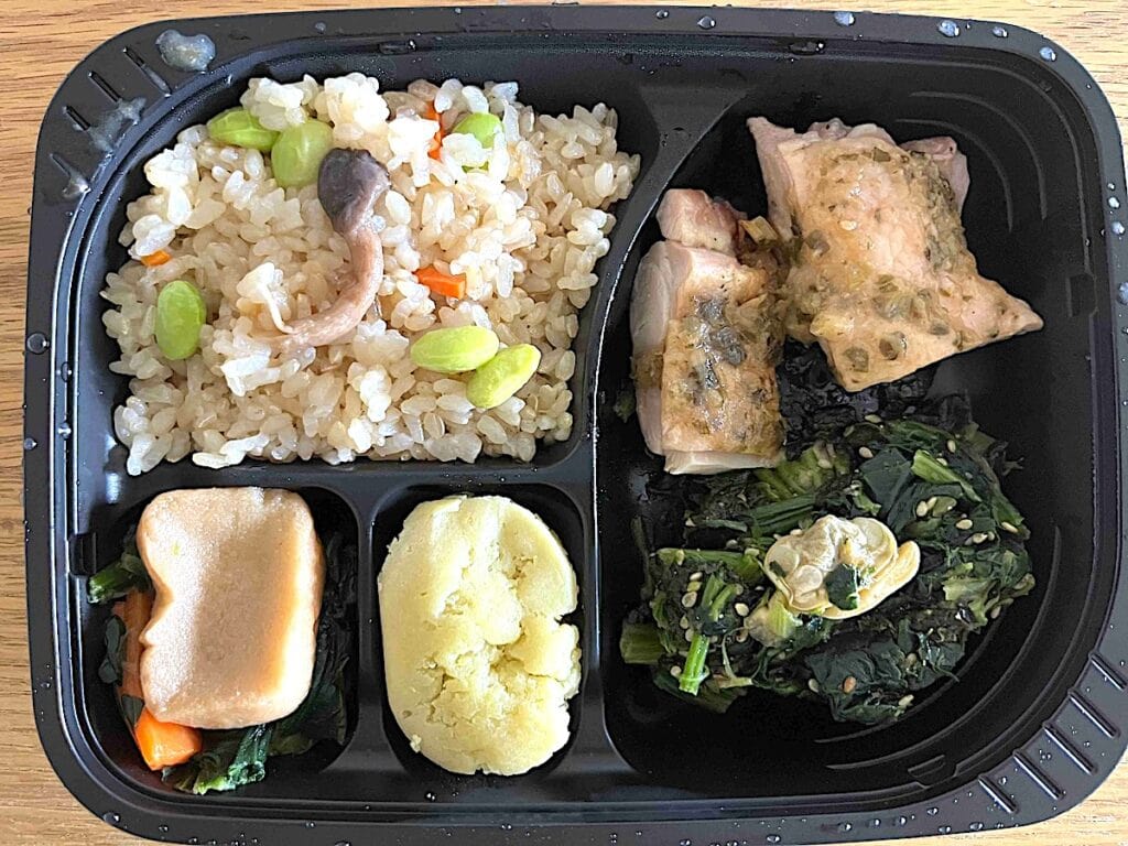 解凍したおこわと鶏肉の弁当