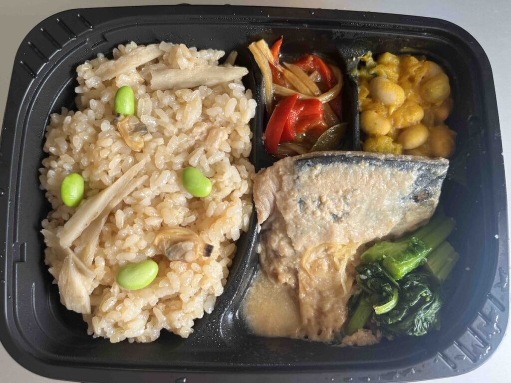 解凍した鯖の味噌煮弁当